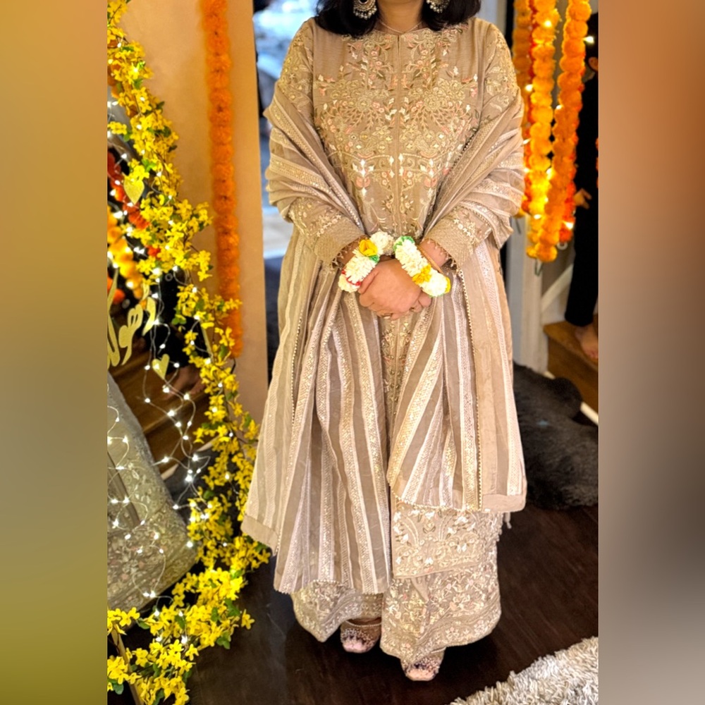 Elegant Embroidered Beige gold Dress Faiza Saqlain - Picture 12 of 12